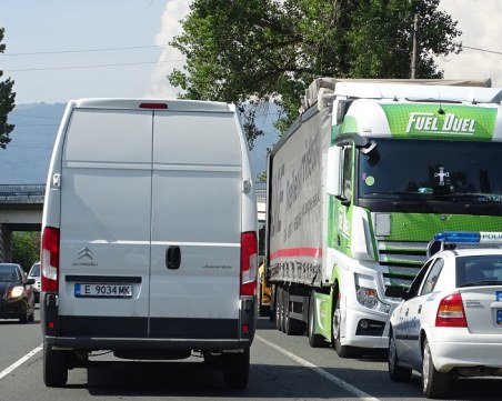 Тир аварира край Симитли, образува се 3-километрова тапа на Е-79