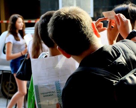 Вариант I на матурата по математика. Седмокласниците залягат над сметките