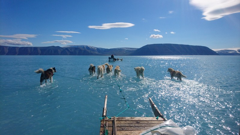 Топенето на ледовете в Гренландия запечатано в спиращ дъха кадър