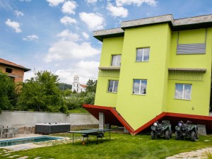 Собственик на къща за гости заключи проверяващи от ДФ