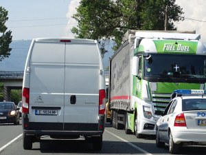 Тир аварира край Симитли, образува се 3-километрова тапа на Е-79
