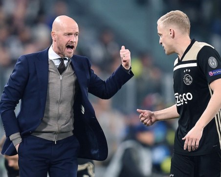 Аякс задържа треньора, превърнал тима в сензация в Шампионската лига