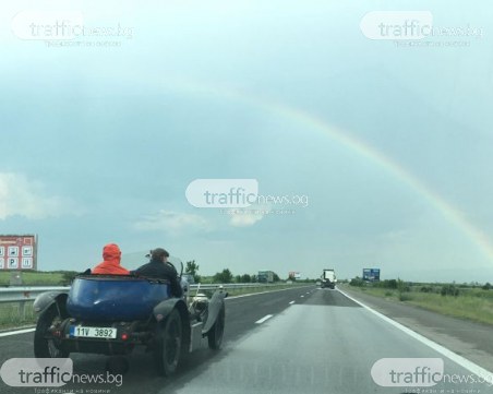 Това возило събра погледите на всички, които летяха към Пловдив с модерните си, но скучни коли