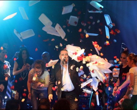 Феновете на Карас в Пловдив подкупват боговете с хиляди карамфили