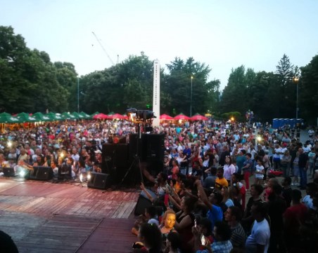 Музика и заря за празника на Стамболийски! 100 кила и Веселин Маринов се качиха на сцената