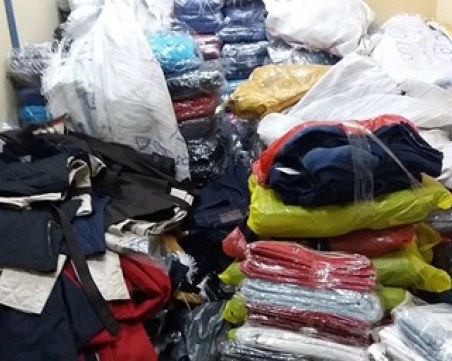 Над 3000 дрехи и 90 чифта маратонки задържаха на 