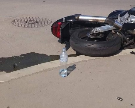 Пътен ад в Перник: Полицай лети с мотор, удря се в БМВ, загива