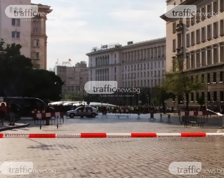 Под прозорците на Министерския съвет: Десетки протестират за 