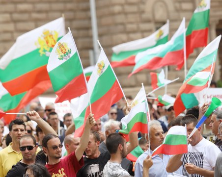 Стотици на протест в Бяла след намалена присъда за убийство на 18-годишен