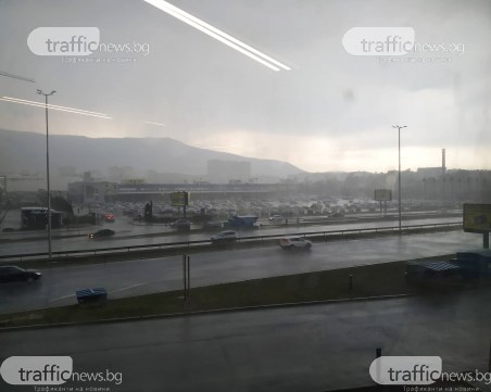 Тъмни облаци, пронизани от светкавици и проливен дъжд в София