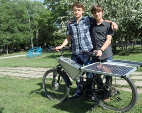 Тийнейджъри измайсториха соларно колело – 25 км с едно зареждане