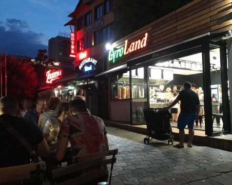 Заведението за гироси в Пловдив - хванато с разлика в касата, НАП му заби акт