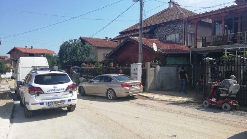 Арестуват роми лихвари в Берковица, тарашат имоти и изземват лимузини