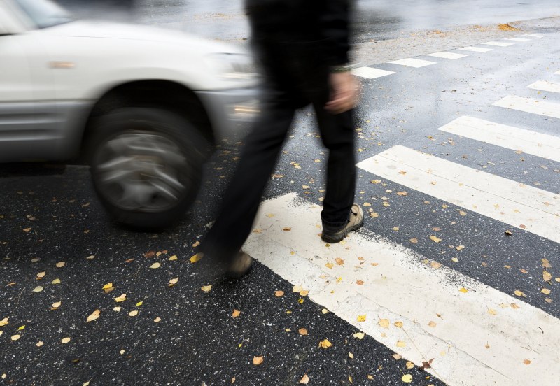 Кола отнесе пиян пешеходец на столичното Ботевградско шосе