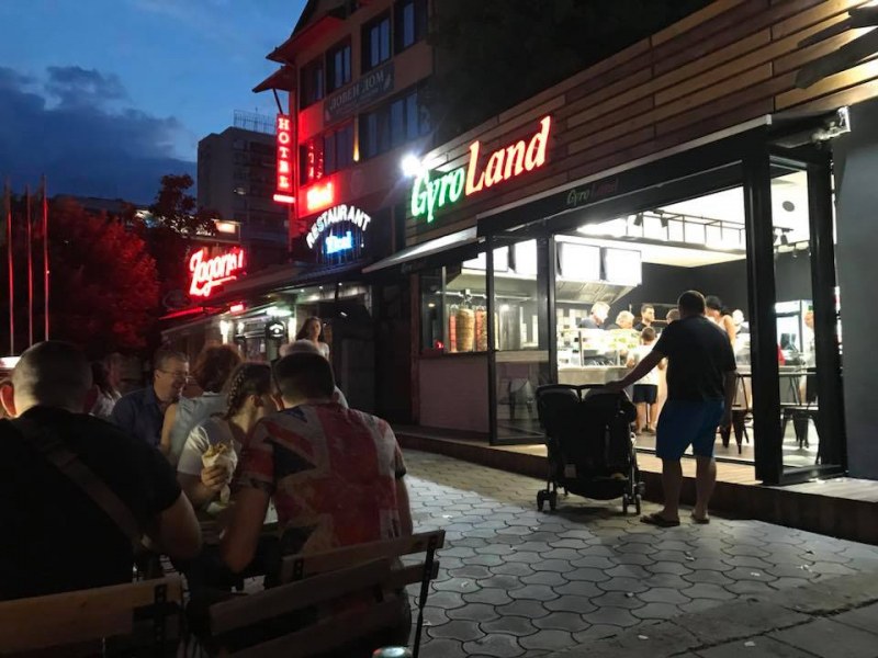 Заведението за гироси в Пловдив - хванато с разлика в касата, НАП му заби акт