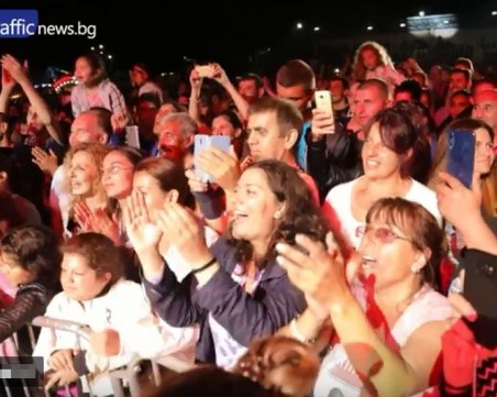 50 хиляди души  пяха с Бобан и Драгана на шопския празник