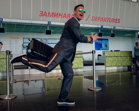 Докато снима филм: 150 фенове пяха 