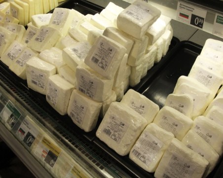 Eвропейски сметки: Българинът купува евтин алкохол, но скъпо сирене