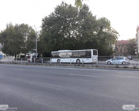 Голям клон се стовари върху автобус, пълен с пътници, в центъра на Пловдив