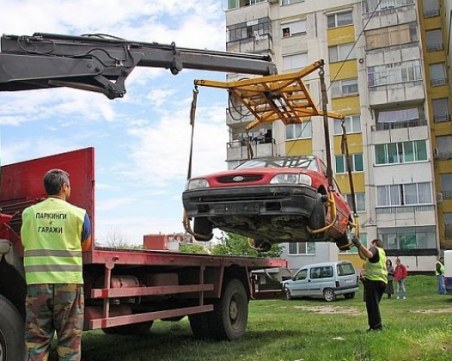 Хиляди трошки по улиците! Общинари в София и Пловдив лепят стикери и чакат…