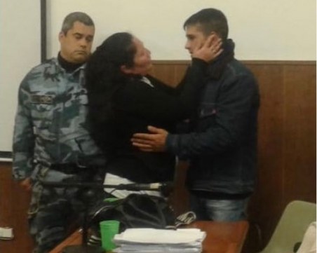 Майка прегърна убиеца на сина си и промълви: Прощавам ти!