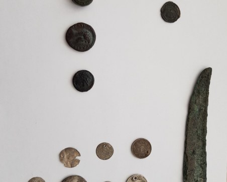 Пазарджишки полицаи хванаха иманяр с голямо количество старинни монети