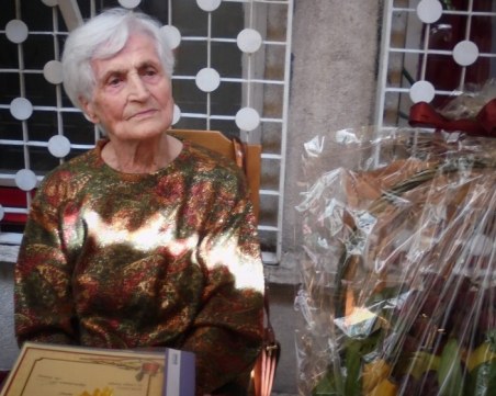 Помни учениците си, помни белите им, победите им… Една учителка на 100 г.