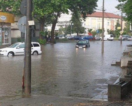 Силна буря се изви в Козлодуй – 40 литра само в рамките на половин час