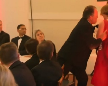 Скандал! Британски зам.-министър сграбчи за врата млада жена и я забута към вратата