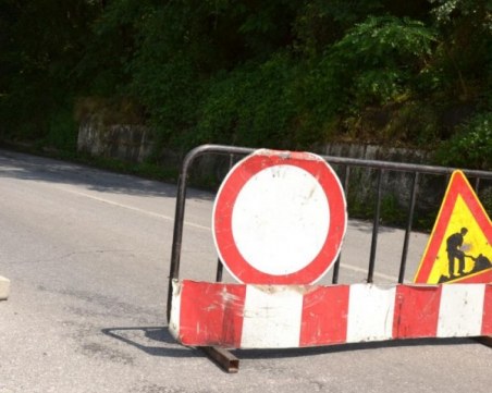 Спукан водопровод затруднява движението на пътя Варвара-Велинград