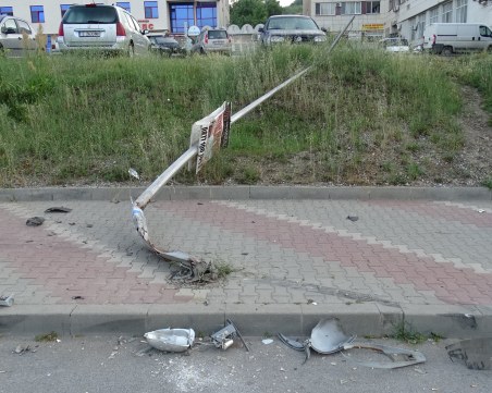 Среднощен дрифт из улиците на Благоевград. БМВ спря в стълб, събори го