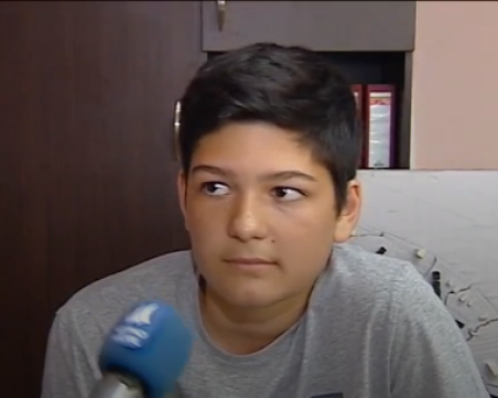 Тийнейджър за пример. Младеж от Варна намери и върна 300 лева