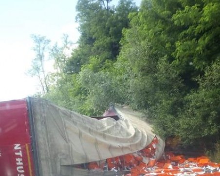 Затвориха Прохода на републиката заради катастрофирал ТИР