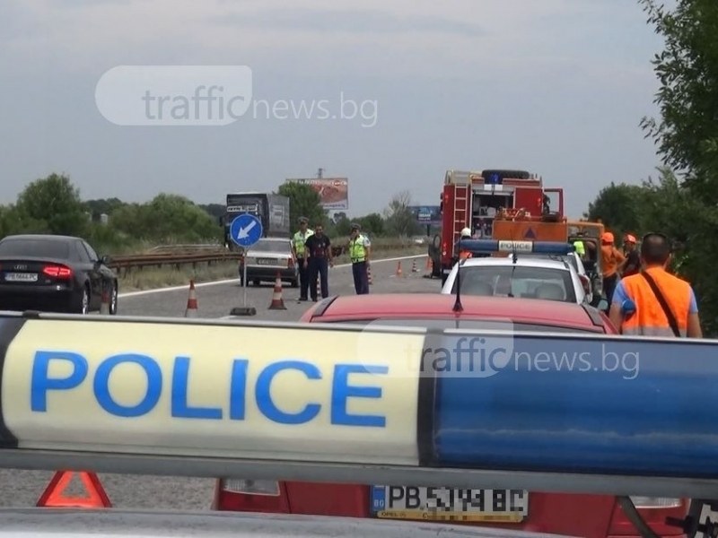 Мотор се заби в бус на магистралата край Пловдив, рокерът е откаран в болница