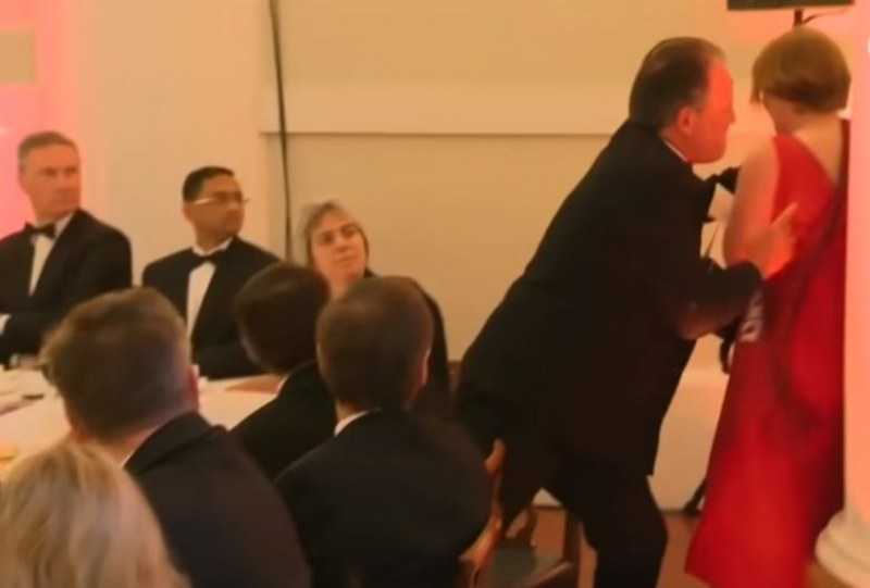 Скандал! Британски зам.-министър сграбчи за врата млада жена и я забута към вратата
