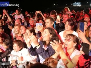 50 хиляди души пяха с Бобан и Драгана на шопския празник
