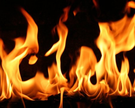 Голям пожар пламна в завод за преработка на химикали в Хърватия