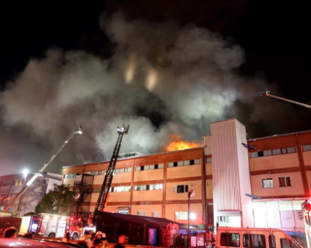 Най-малко четири жертви при пожар в завод в Истанбул