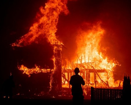 Пожар избухна до Атина, два самолета и хеликоптер го гасят