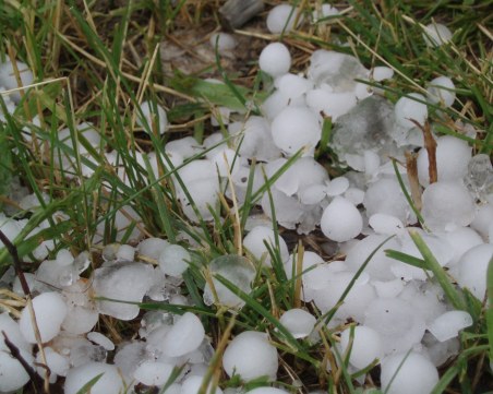 Силна градушка и наводнени улици в Калояново