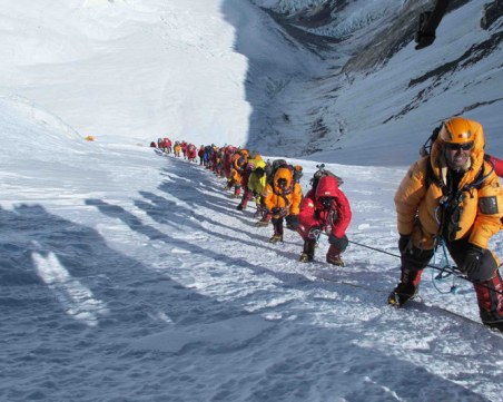 Все по-голям наплив към Еверест, скача и броят на загиналите