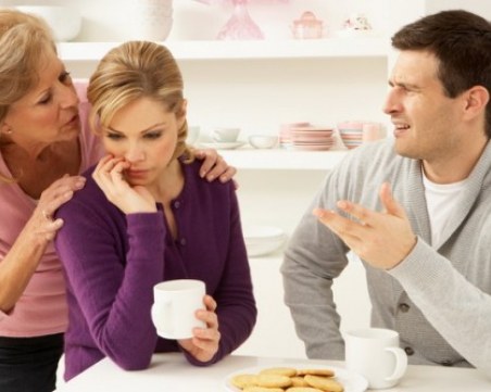 Всеки седми българин дели жилище с родителите си