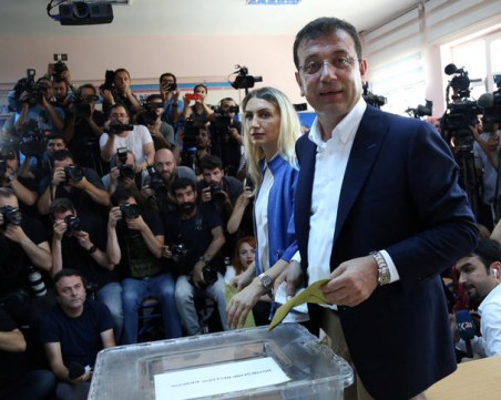 Кандидатът на опозицията води убедително в Истанбул, сочат първите резултати