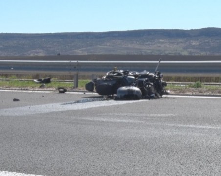 Млад мъж на мотор загина на АМ 