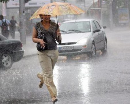 Порои, мълнии и градушки от новата седмица! Опасно време обявиха в 19 области