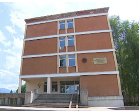 Среден успех 2.87! Инспектори и полиция влязоха в училище, повече от половината ученици ги няма