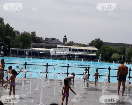 Жега! Кое е най-подходящото място за пловдивчани? Сухият фонтан, естествено!