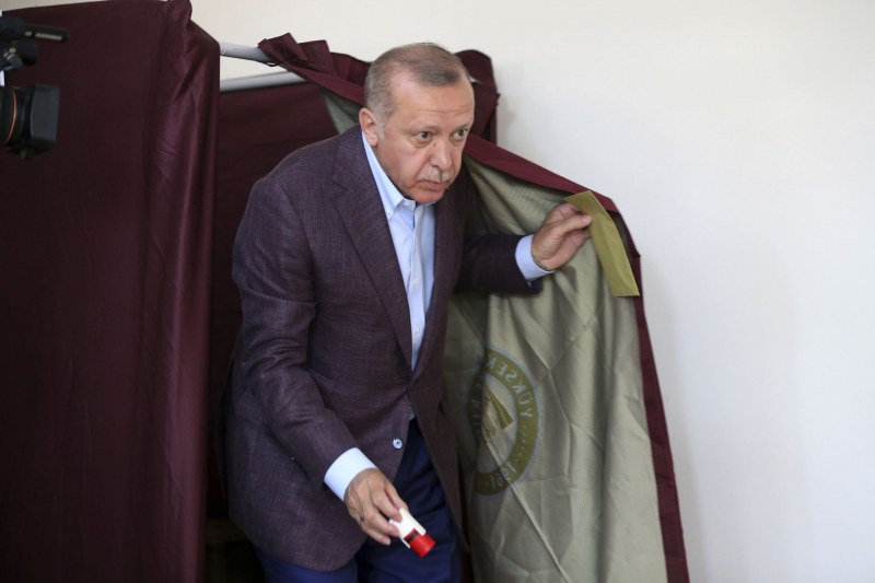 Ердоган поздрави новия кмет на Истанбул, но само в социалните мрежи