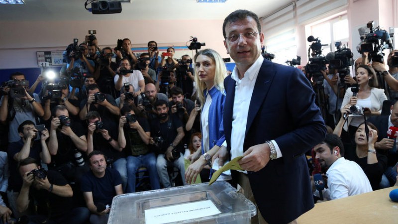 Кандидатът на опозицията води убедително в Истанбул, сочат първите резултати