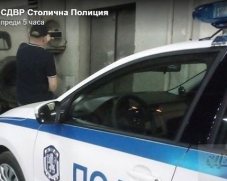 28-годишен хулиган се метна на капака на полицейска кола и започна да ръси обиди